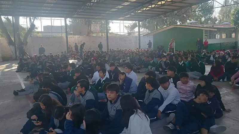 Comunidad estudiantil, docentes, directivos y padres de familia acudieron al evento.